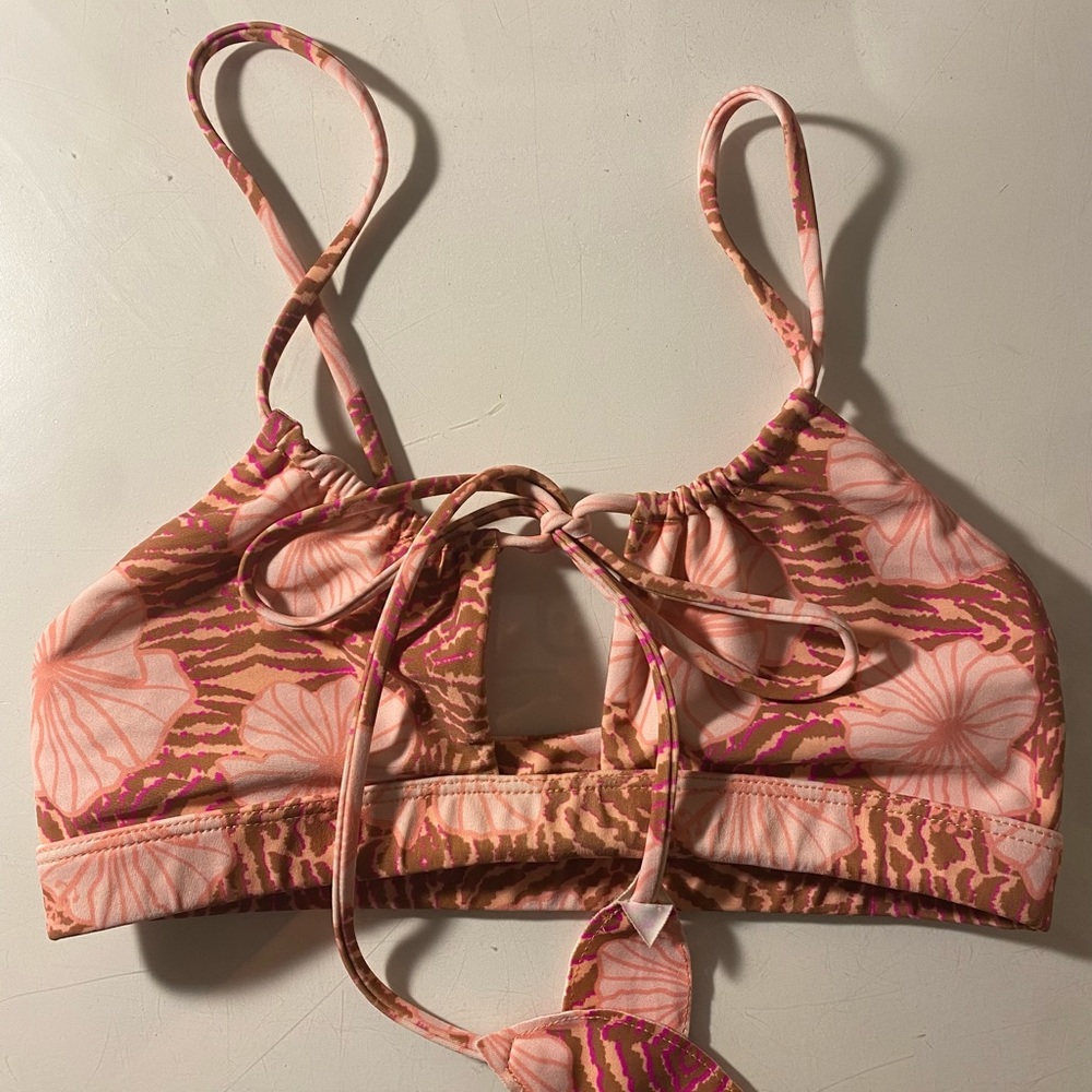 Benoa top, Ari top style, Wild Things design, size small, with the colors pink.